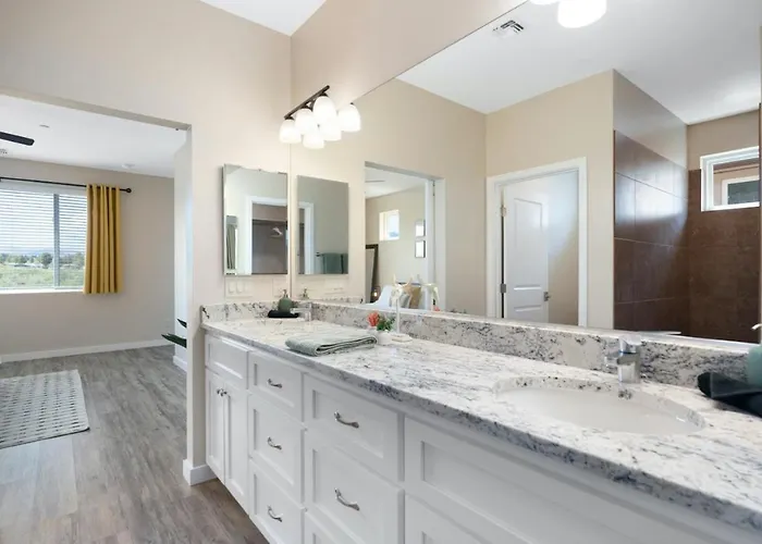 Stunning Views With Hot Tub In A Great Location 3 Bed 3 Bath Cottonwood