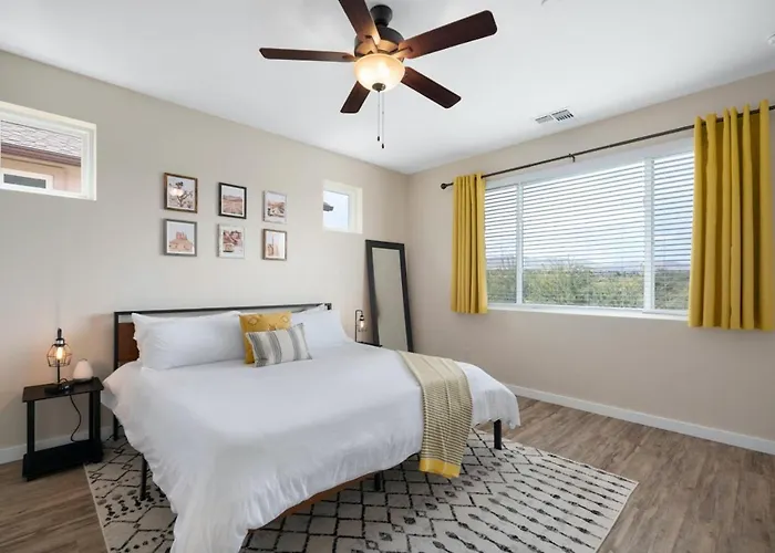 Stunning Views With Hot Tub In A Great Location 3 Bed 3 Bath Holiday home Cottonwood