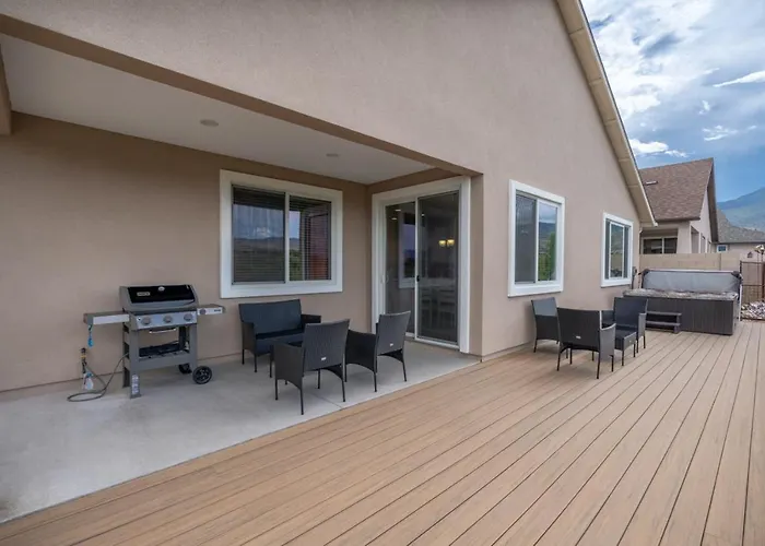 Stunning Views With Hot Tub In A Great Location 3 Bed 3 Bath Cottonwood